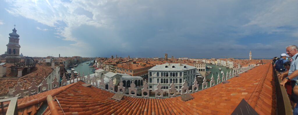 Widok z dachu domu towarowego Fondaco dei Tedeschi,