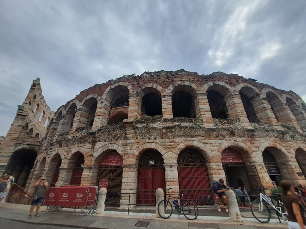 Amfiteatr w Weronie widok z zewnątrz