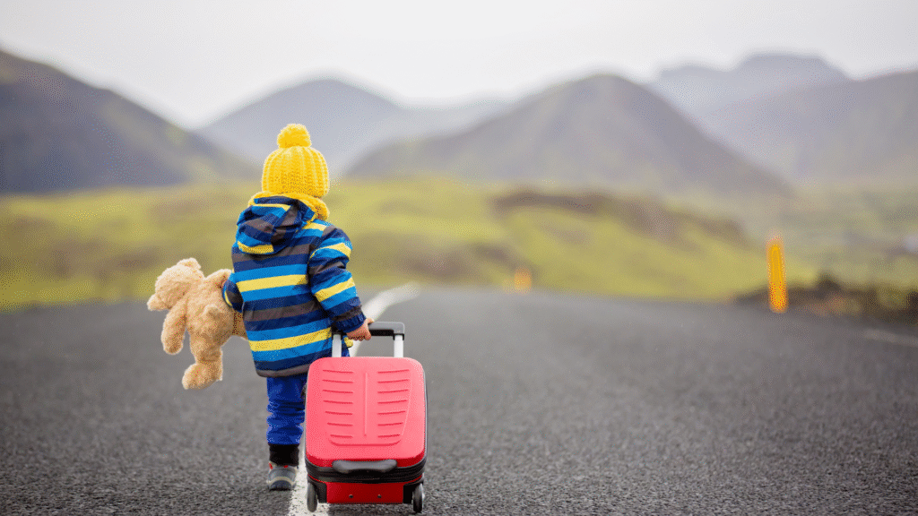 Dziecko w bagażem podróżnym